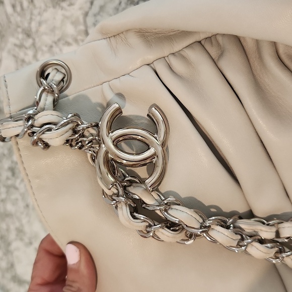 RARE CHANEL Vintage Lambskin Handbag - Picture 2 of 15